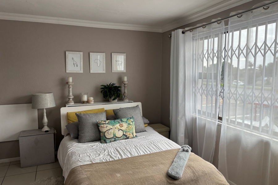 2 Bedroom Property for Sale in Goodwood Estate Western Cape